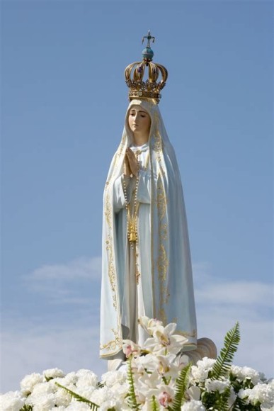 Statue de la Vierge Marie en prière, debout, coiffée d'une courone impériale'